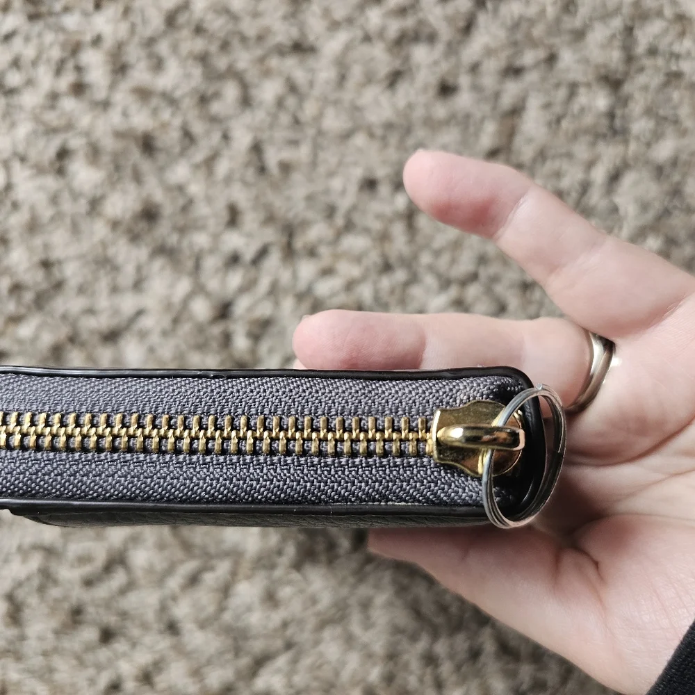 KATE SPADE Gray Grain Leather Wallet with Gold LOGO‎ PLATE
